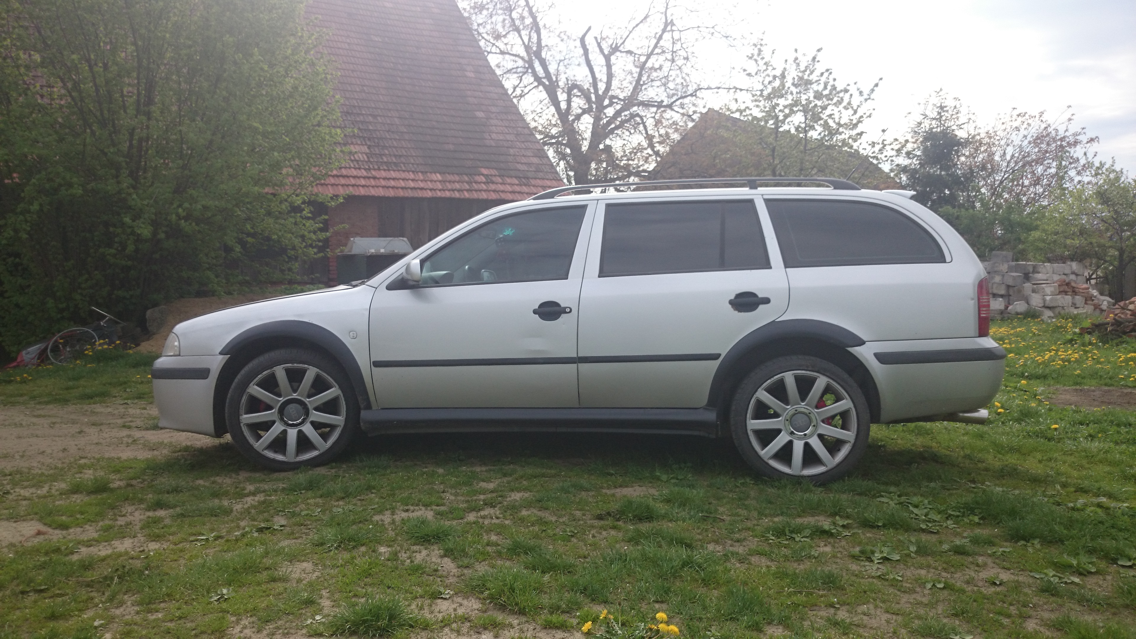 Plastové lemy blatníka + prahy Škoda Octavia I Jemný dezén vysoká kvalitva